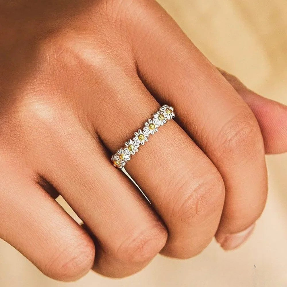 Emma | Elegant Adjustable Silver Ring with Hand-Painted Enamel Daisy