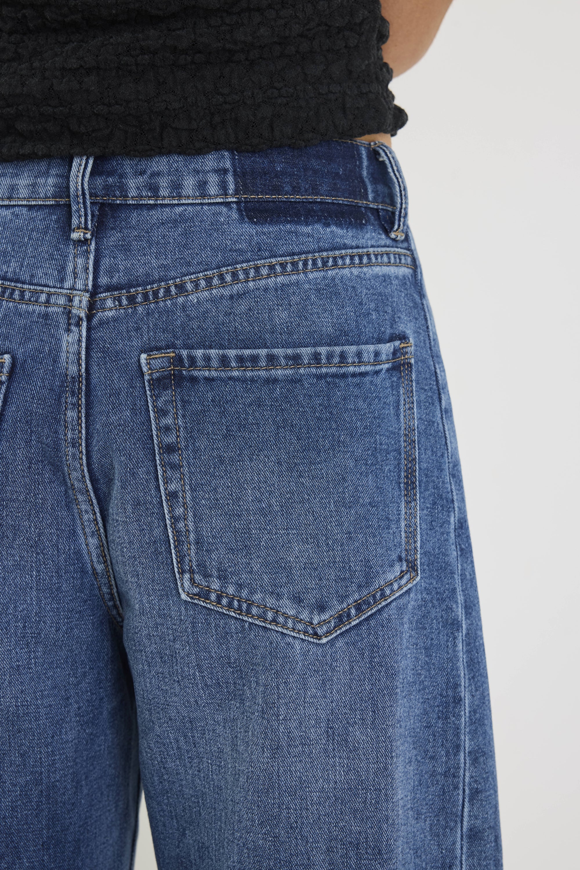 Ethan | Chic Mid Rise Barrel Jeans