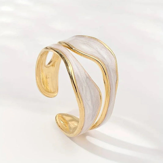 Liam | Elegant Antique White Gold Ring with Radiant Finish