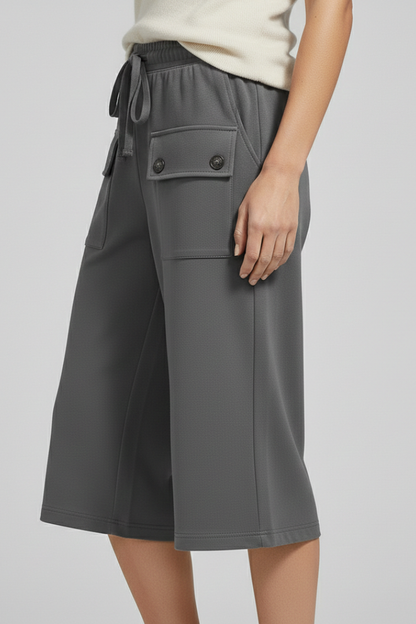 Lila | Elegant Knee-Length Shorts with Elastic Waist and Pockets