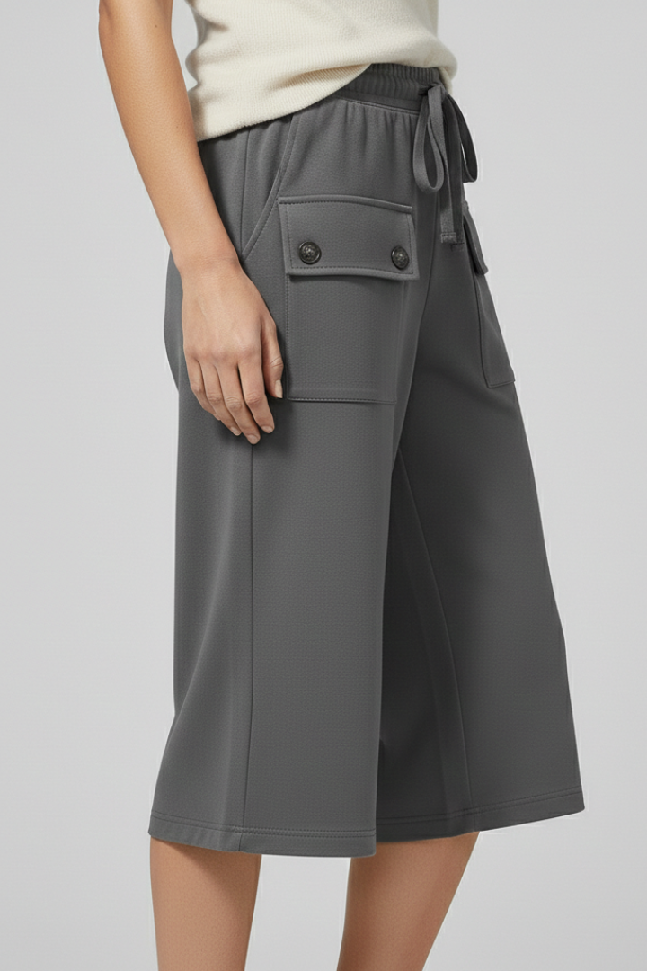 Lila | Elegant Knee-Length Shorts with Elastic Waist and Pockets