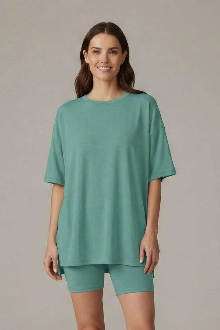 Lila | Chic Two-Piece Set with Crew Neck Top and Loose Shorts