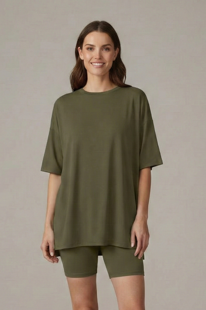 Lila | Chic Two-Piece Set with Crew Neck Top and Loose Shorts