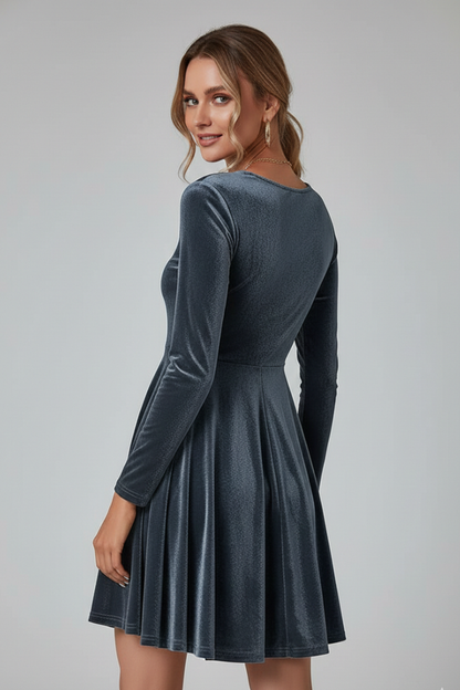 Lila | Chic Mini Dress with Round Neckline and Long Sleeves